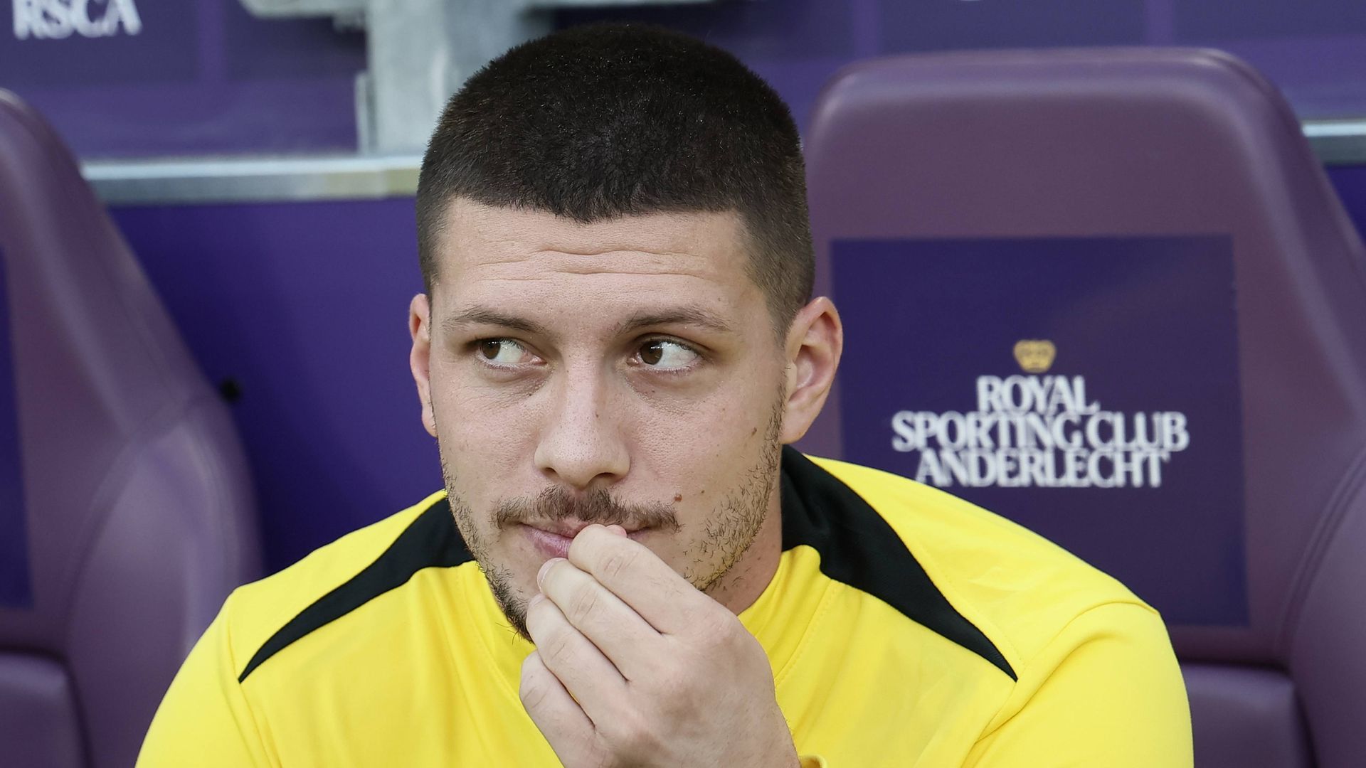 Luka Jovic en el banquillo