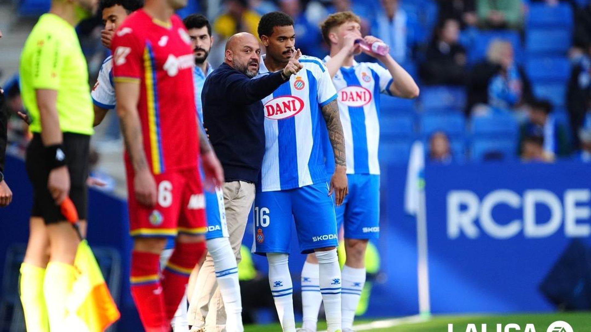 Manolo González da indicaciones a sus jugadores Manolo González da indicaciones a sus jugadores