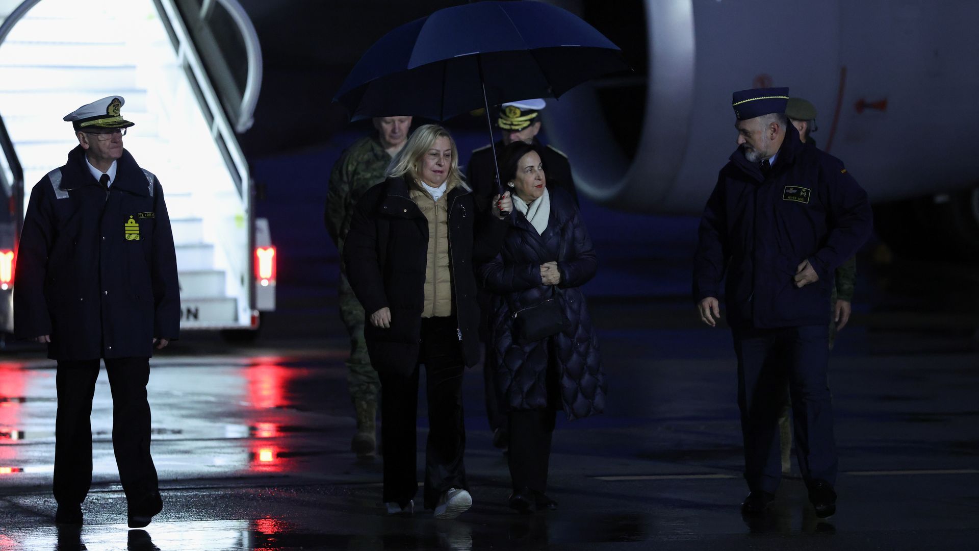 Margarita Robles y Teodoro Esteban López Calderón reciben en la Base Aérea de Torrejón de Ardoz a los militares españoles evacuados desde Irak Margarita Robles y Teodoro Esteban López Calderón reciben en la Base Aérea de Torrejón de Ardoz a los militares españoles evacuados desde Irak