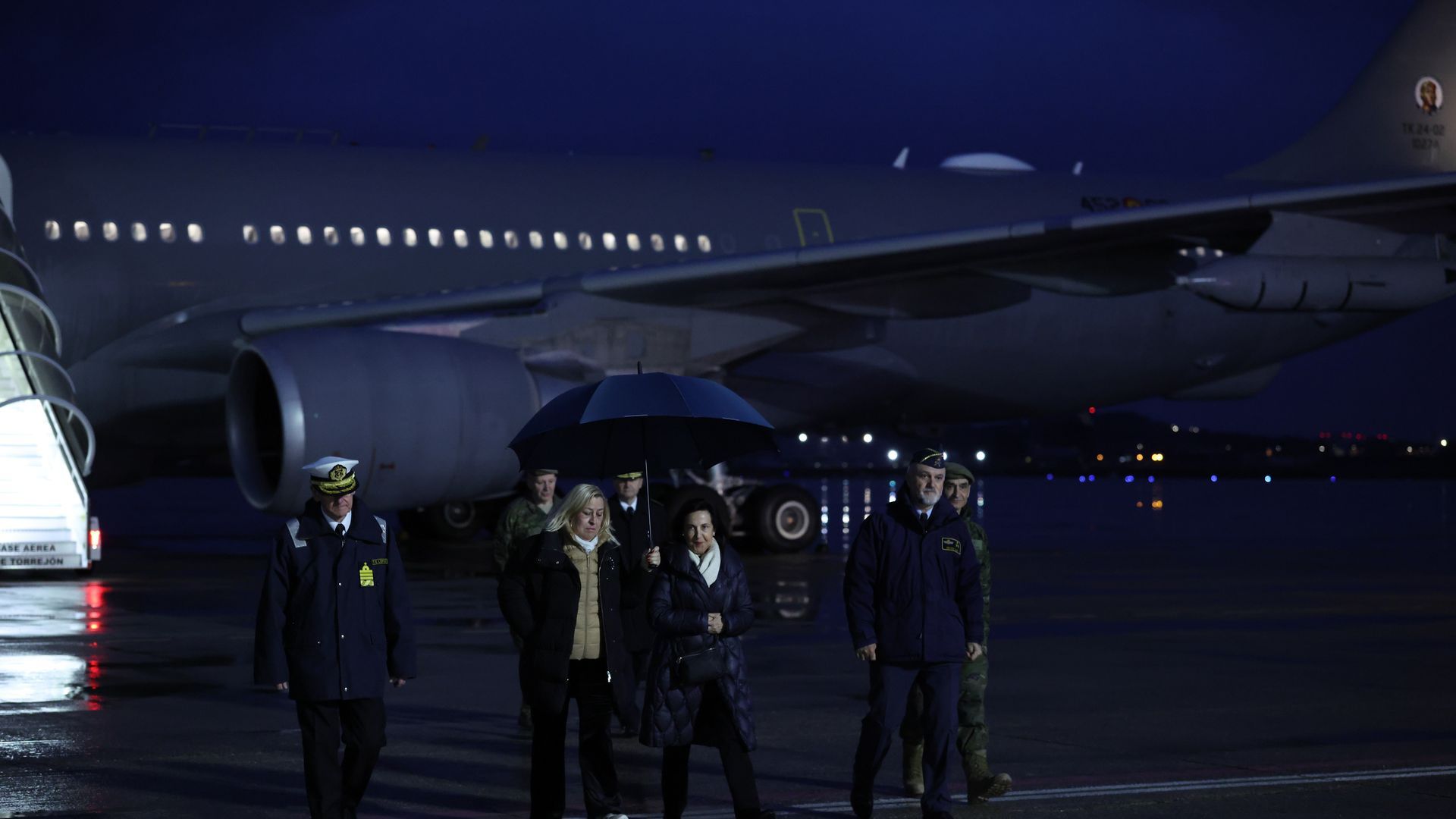 Margarita Robles y Teodoro Esteban López Calderón reciben en la Base Aérea de Torrejón de Ardoz a los militares españoles evacuados desde Irak