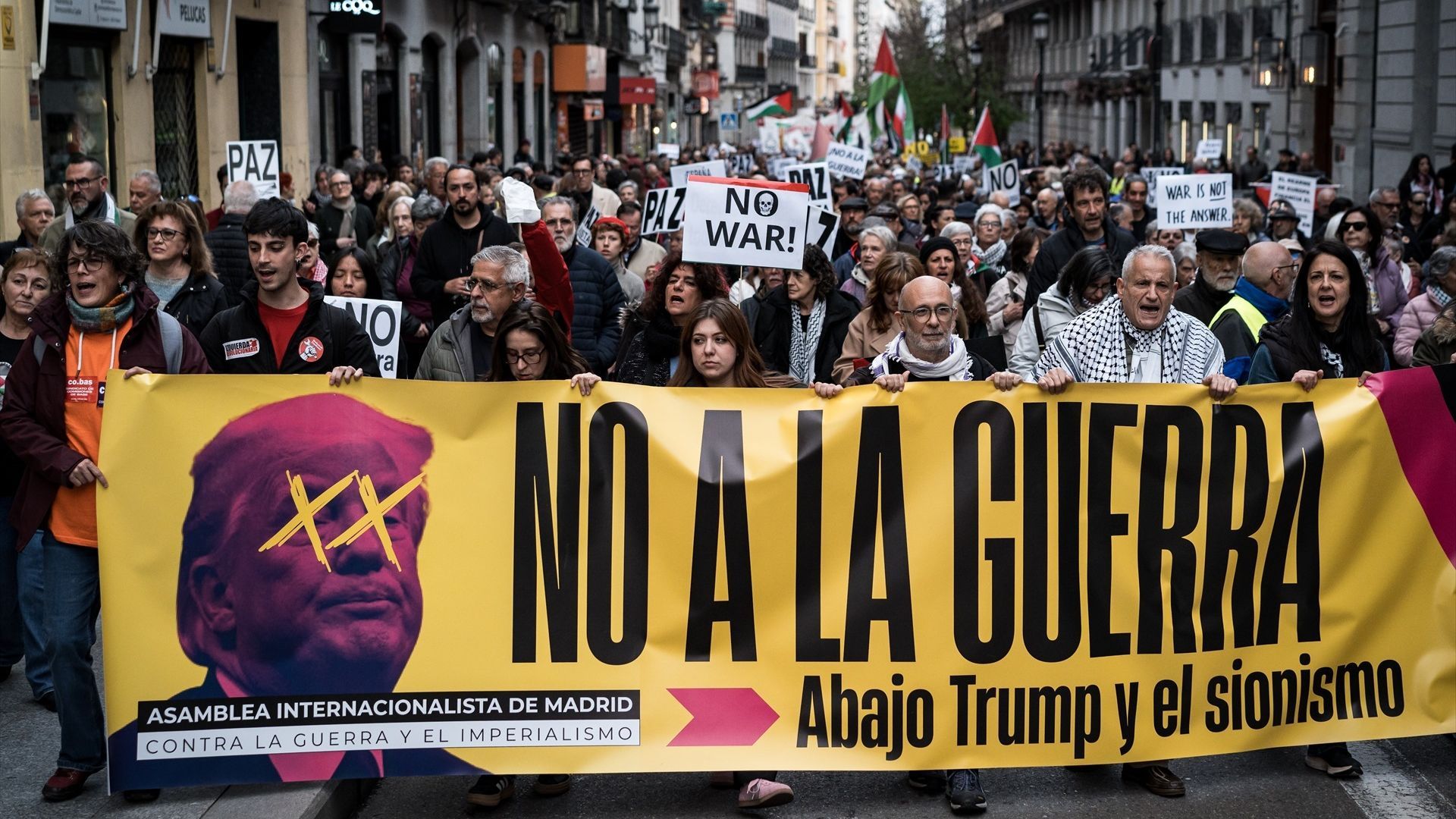 Miles de personas se manifiestan en Madrid bajo el lema de "No a la guerra": exigen que se ponga freno a la escalada militar Miles de personas se manifiestan en Madrid bajo el lema de "No a la guerra": exigen que se ponga freno a la escalada militar