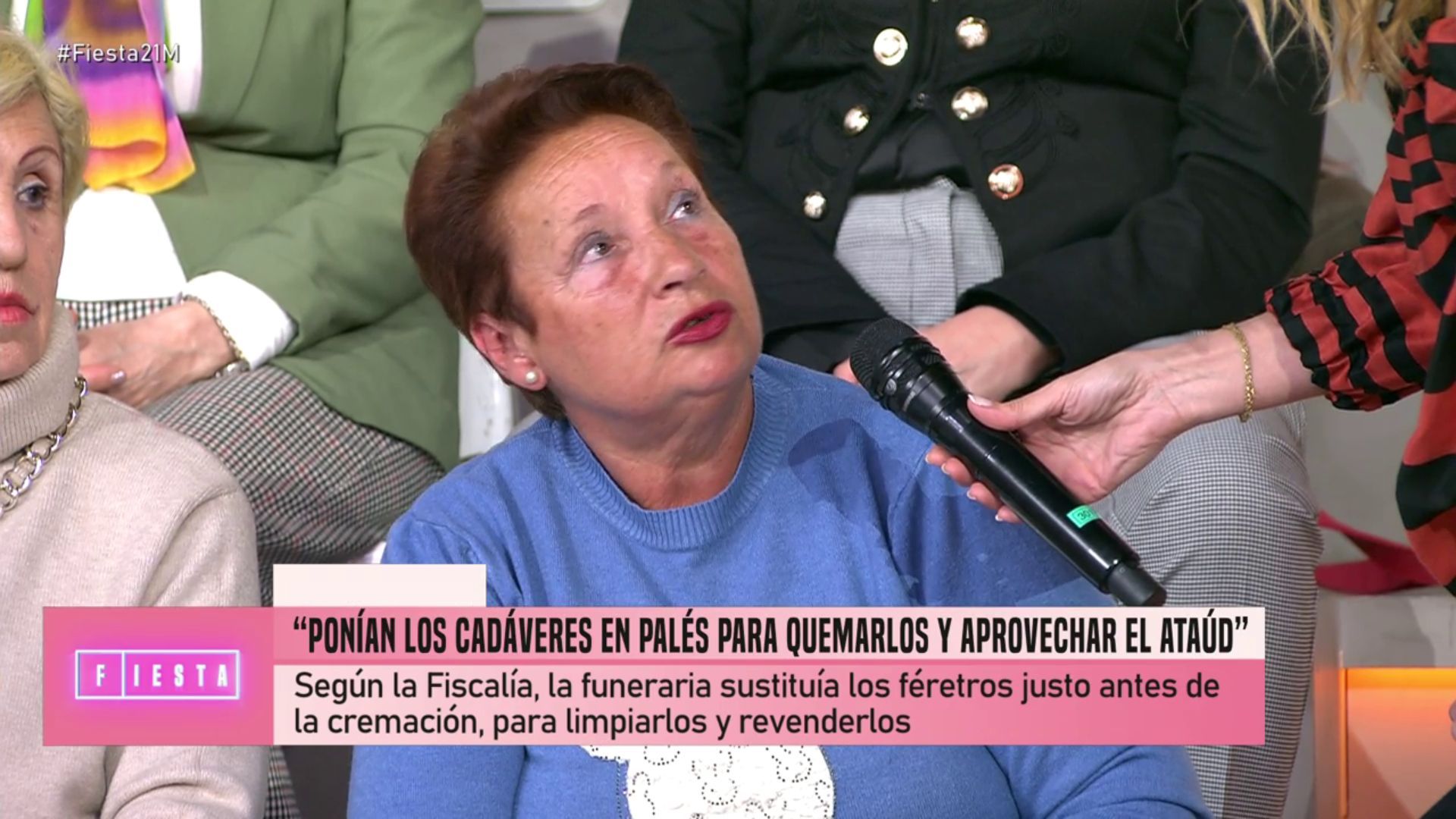 Una mujer del público abandona el plató