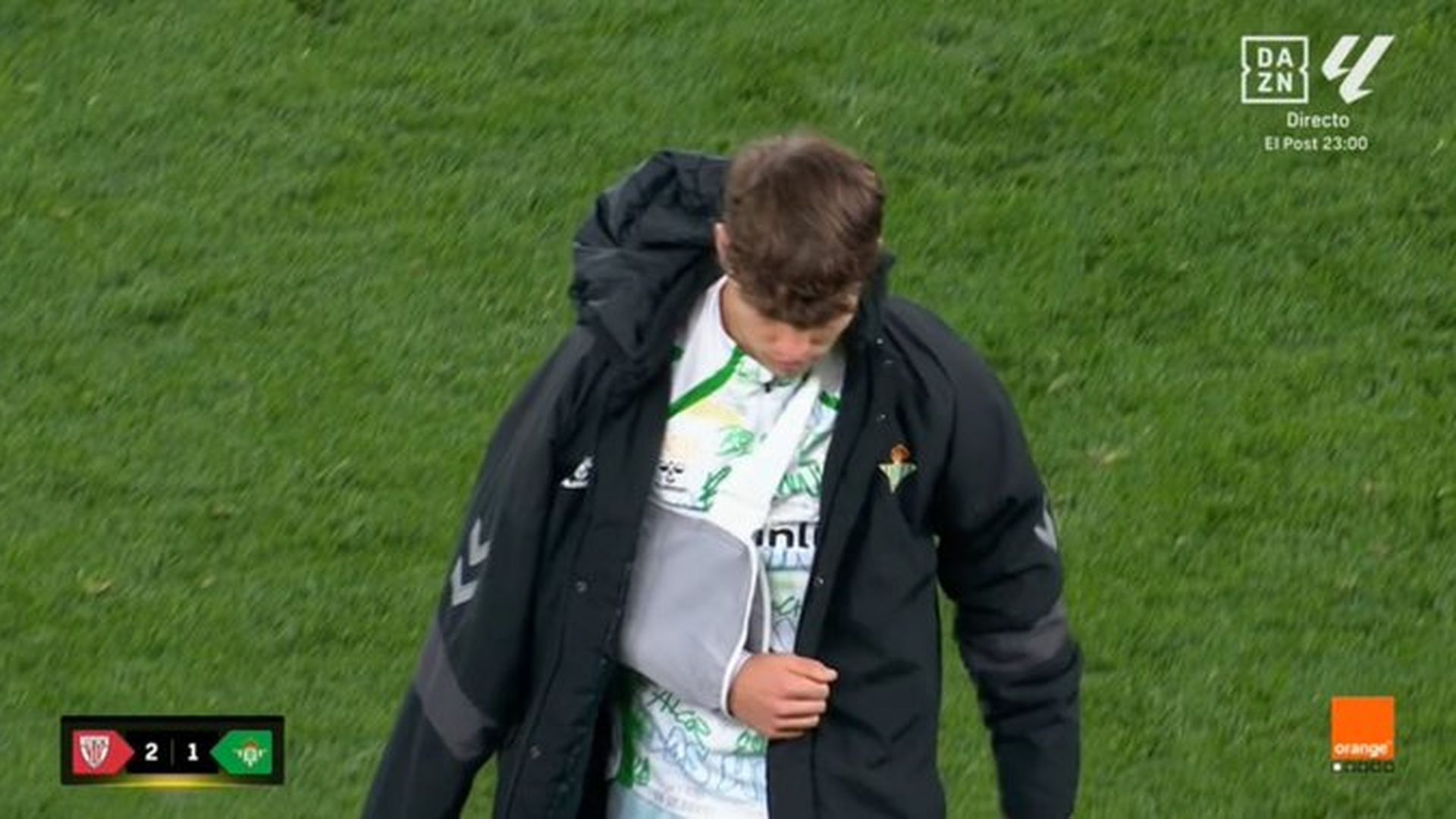 Ángel Ortiz abandonó San Mamés con cabestrillo