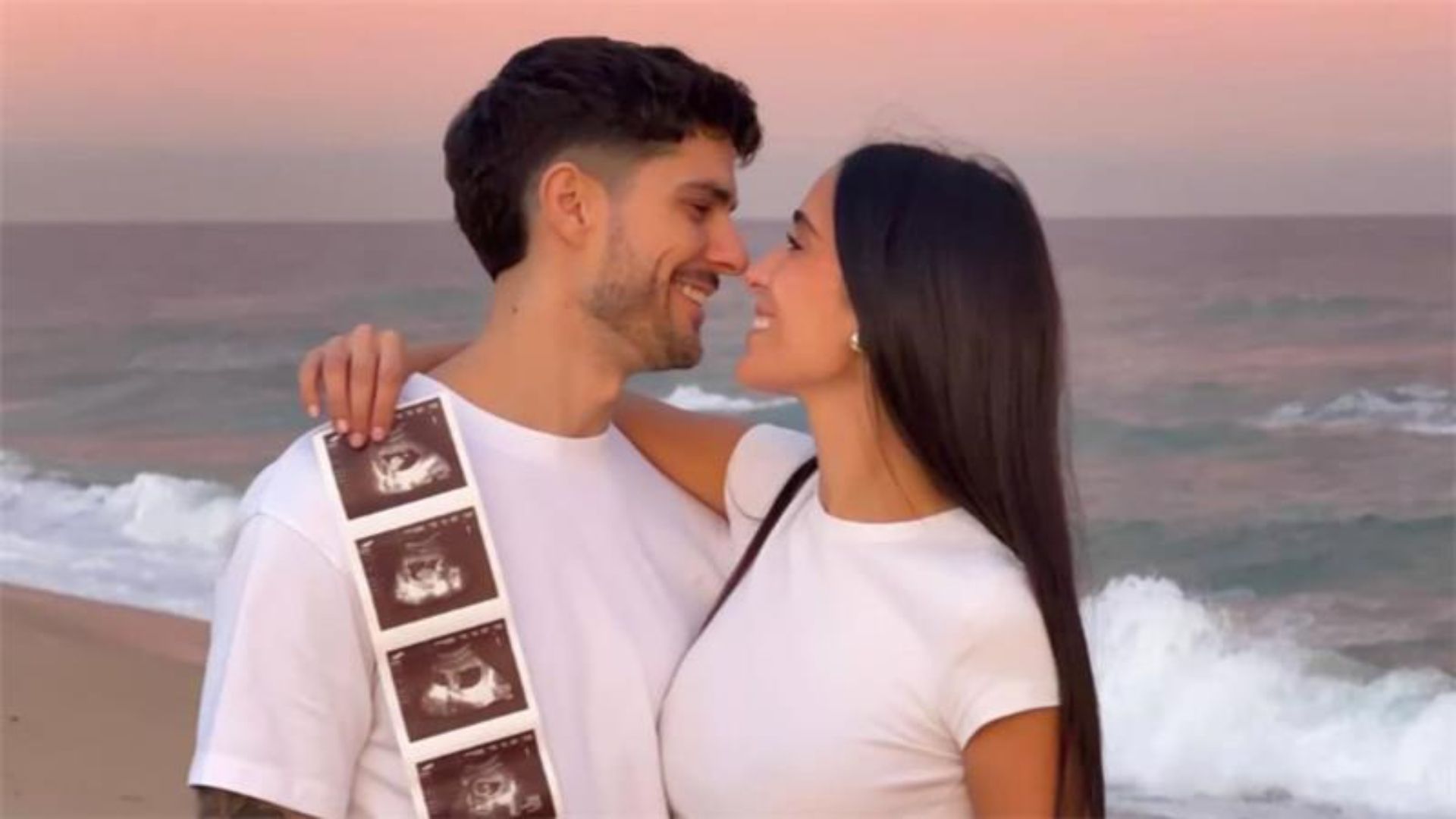 Claudia Martínez y Mario González anuncian que esperan su primero hijo juntos Claudia Martínez y Mario González anuncian que esperan su primero hijo juntos