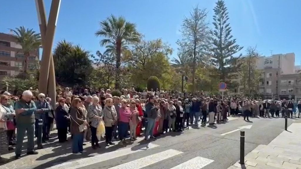 Conmoción en el minuto de silencio de Torrevieja por el asesinato de la niña de tres años a manos de su padre: "El dolor es muy grande"