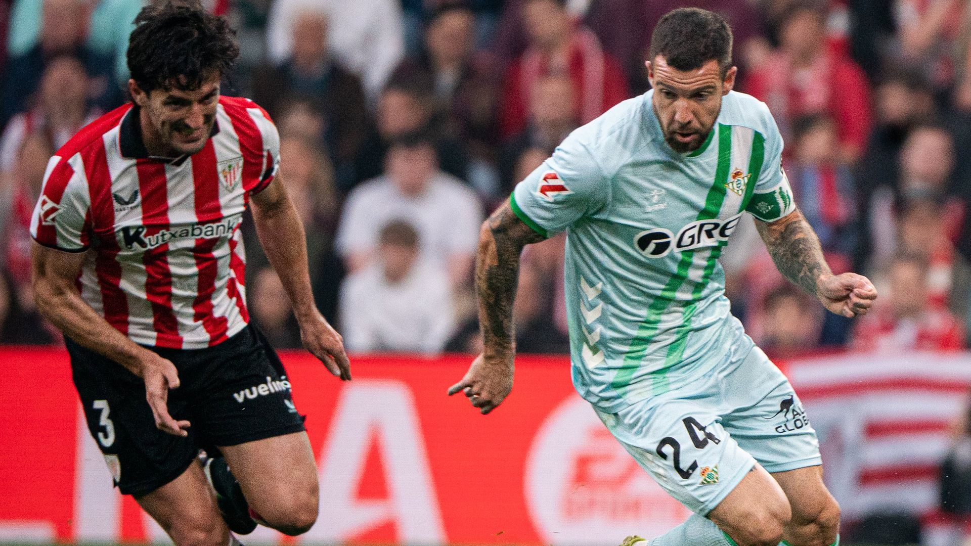 El central Dani Vivian y Aitor Ruibal batallan en San Mamés