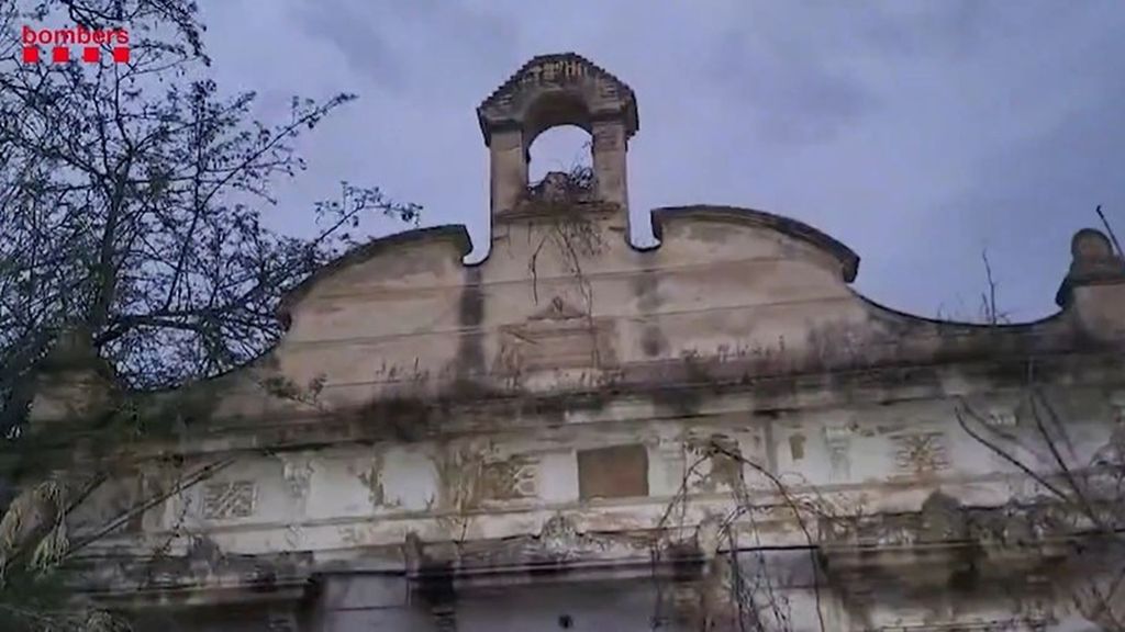 Cuatro menores, rescatados tras quedar atrapados en el derrumbe del Hospital Vell de Esparreguera, en Barcelona: dos de ellos, trasladados al hospital