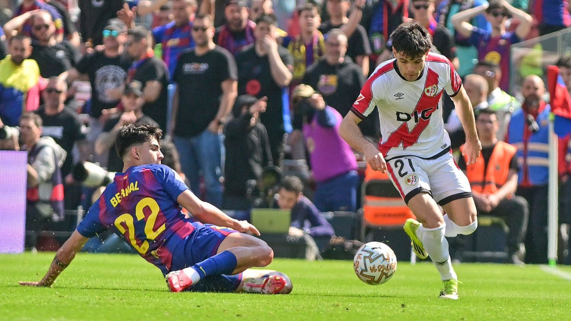 Fran Pérez intenta marcharse de Marc Bernal en el Rayo-Barça