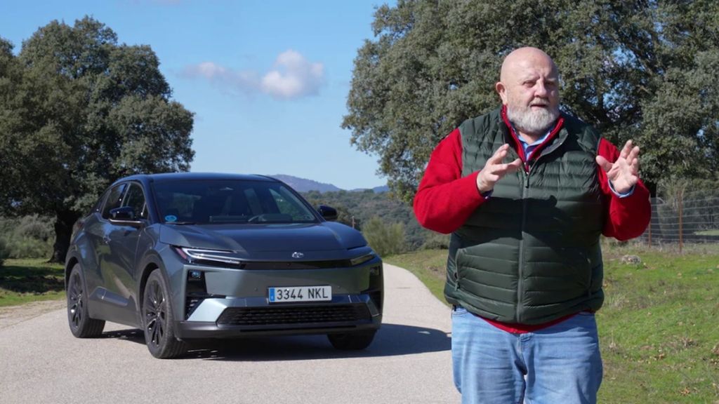 Gonzalo Serrano y el Toyota C-H+, el modelo más icónico de la marca que ahora es 100% eléctrico