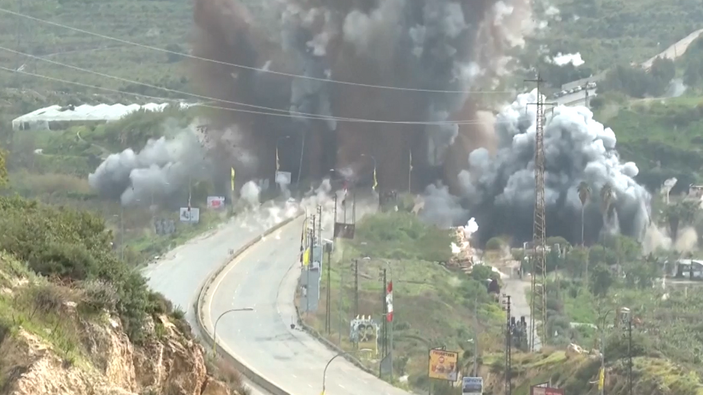 Impactantes imágenes de la voladura de un puente del Líbano tras un ataque israelí cerca de la frontera