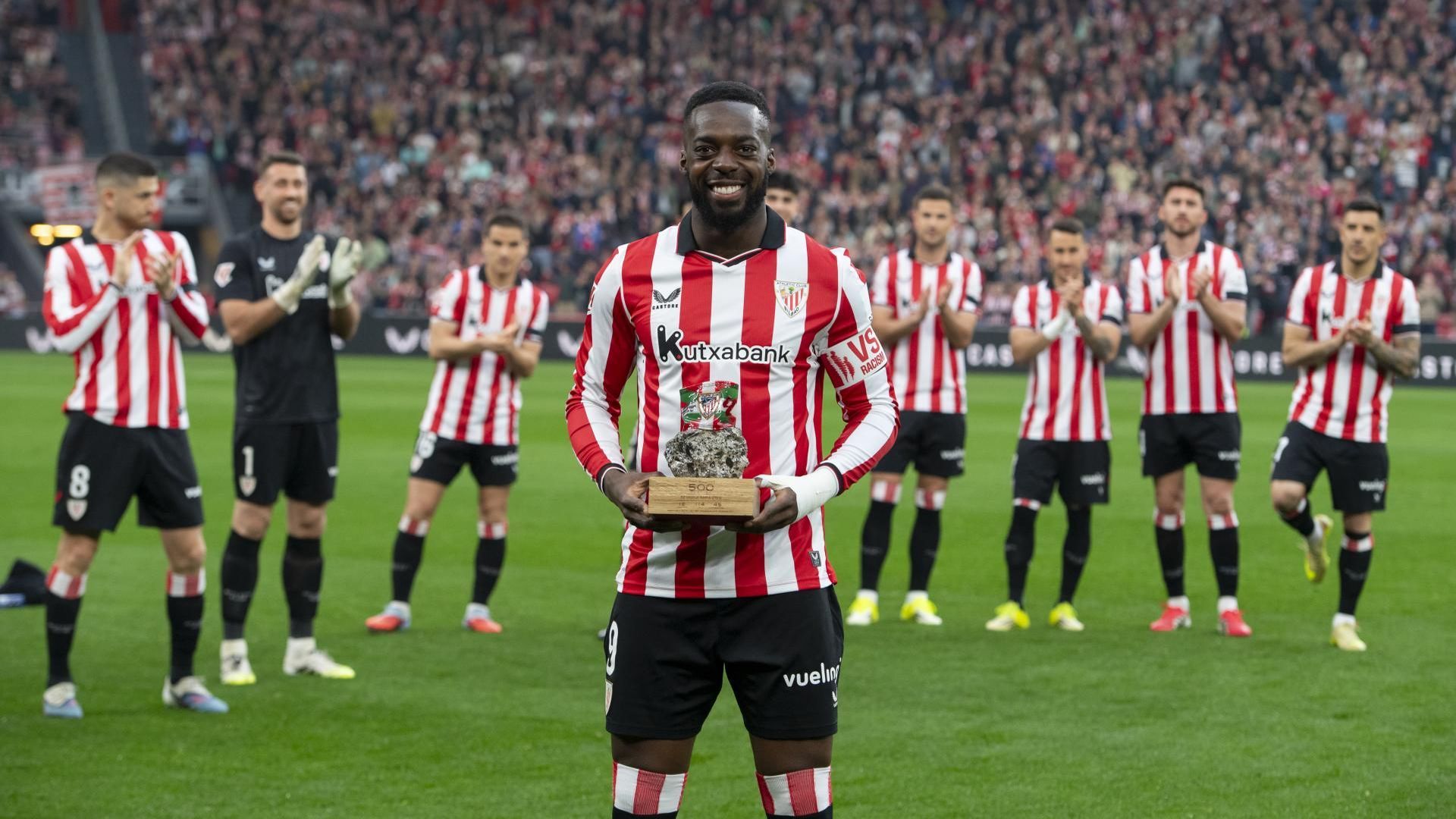 Iñaki Williams, homenajeado por sus 500 partidos, ante el Betis en San Mamés
