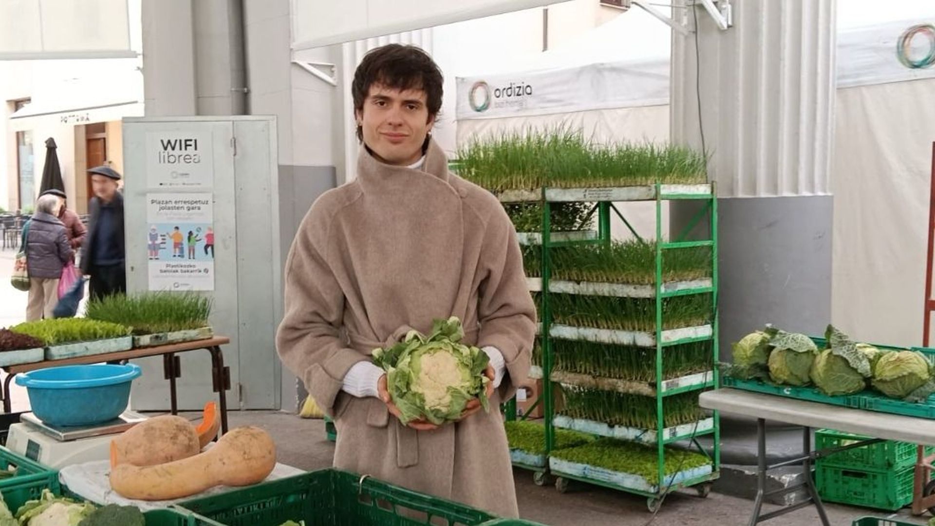Iñigo Aranburu en su puesto de la feria de Ordizia