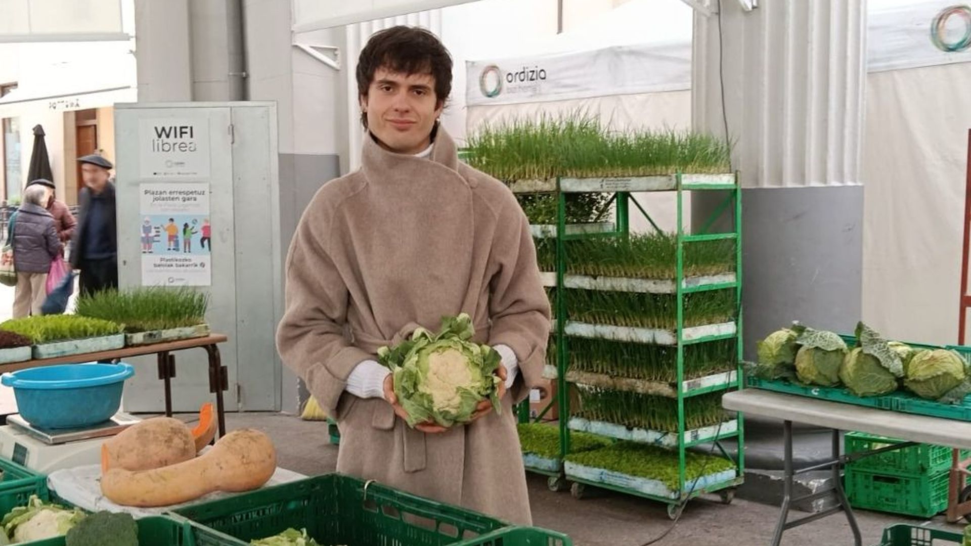 Iñigo Aranburu en su puesto de la feria de Ordizia
