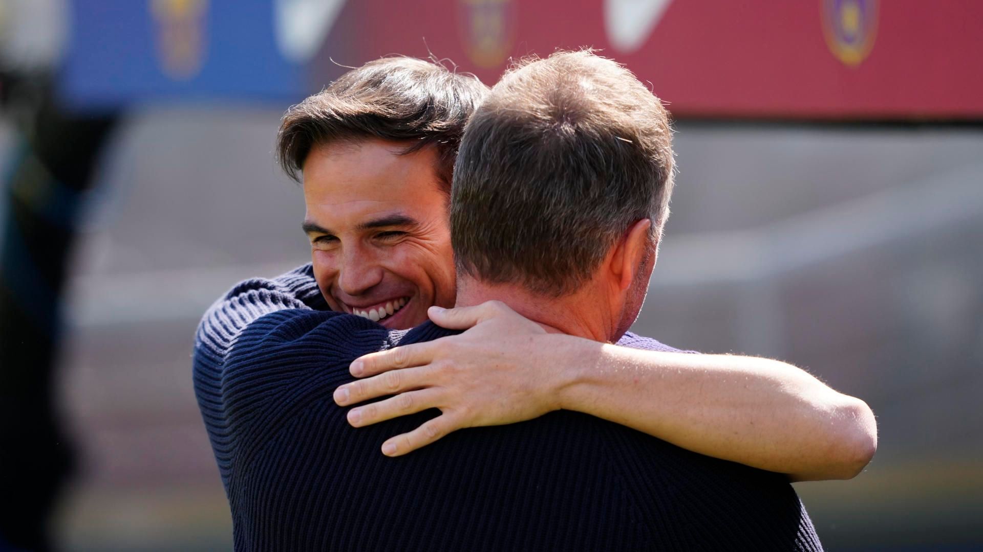 Iñigo Pérez abrazado con Hansi Flick Iñigo Pérez abrazado con Hansi Flick