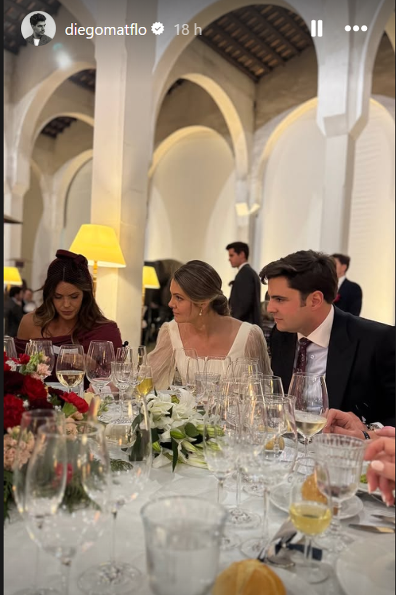 Irene y Laura Matamoros y Pedro Romero en la mesa de la boda