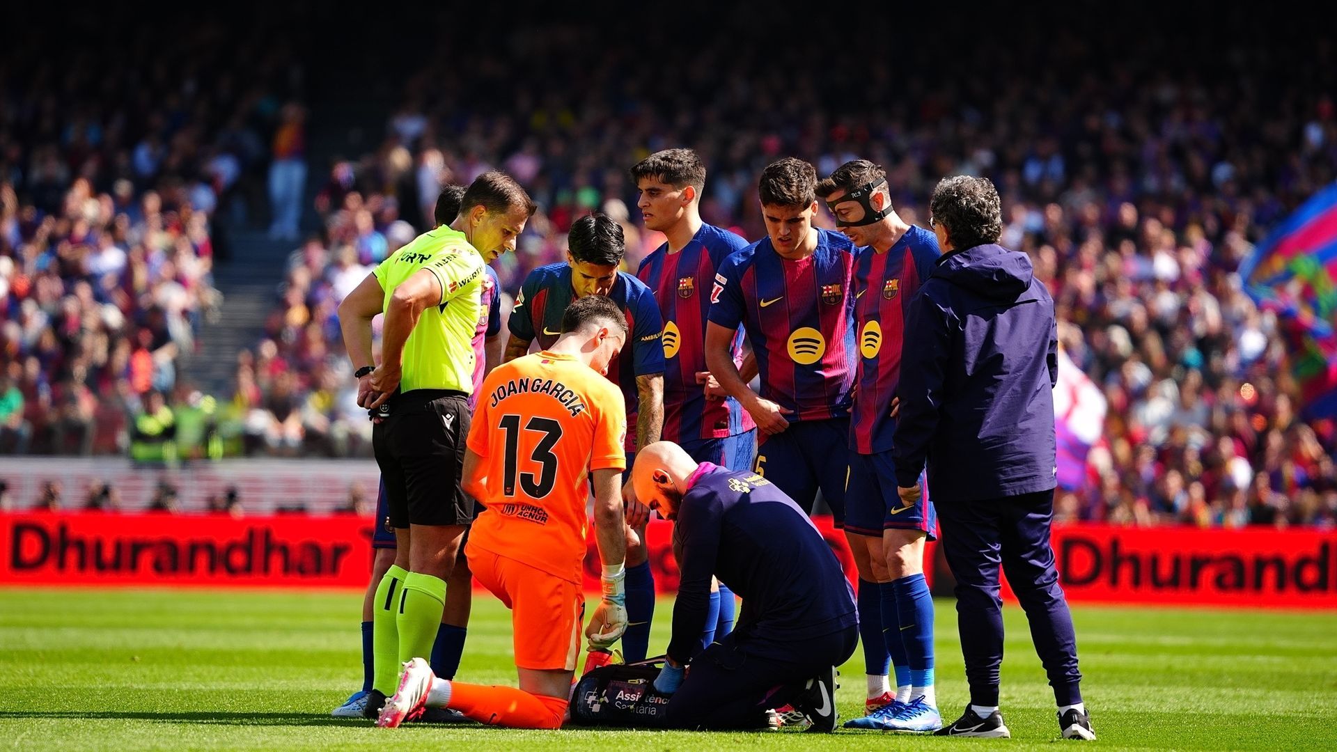 Joan García, atendido durante el Barça-Rayo Joan García, atendido durante el Barça-Rayo