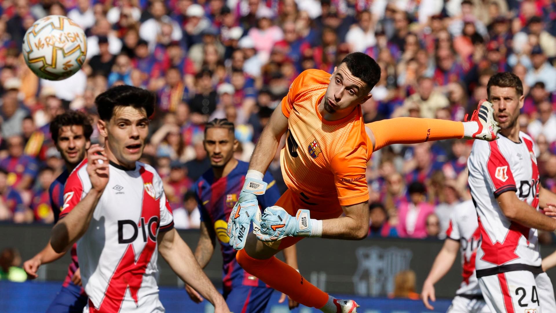 Joan García en una parada ante el Rayo Vallecano