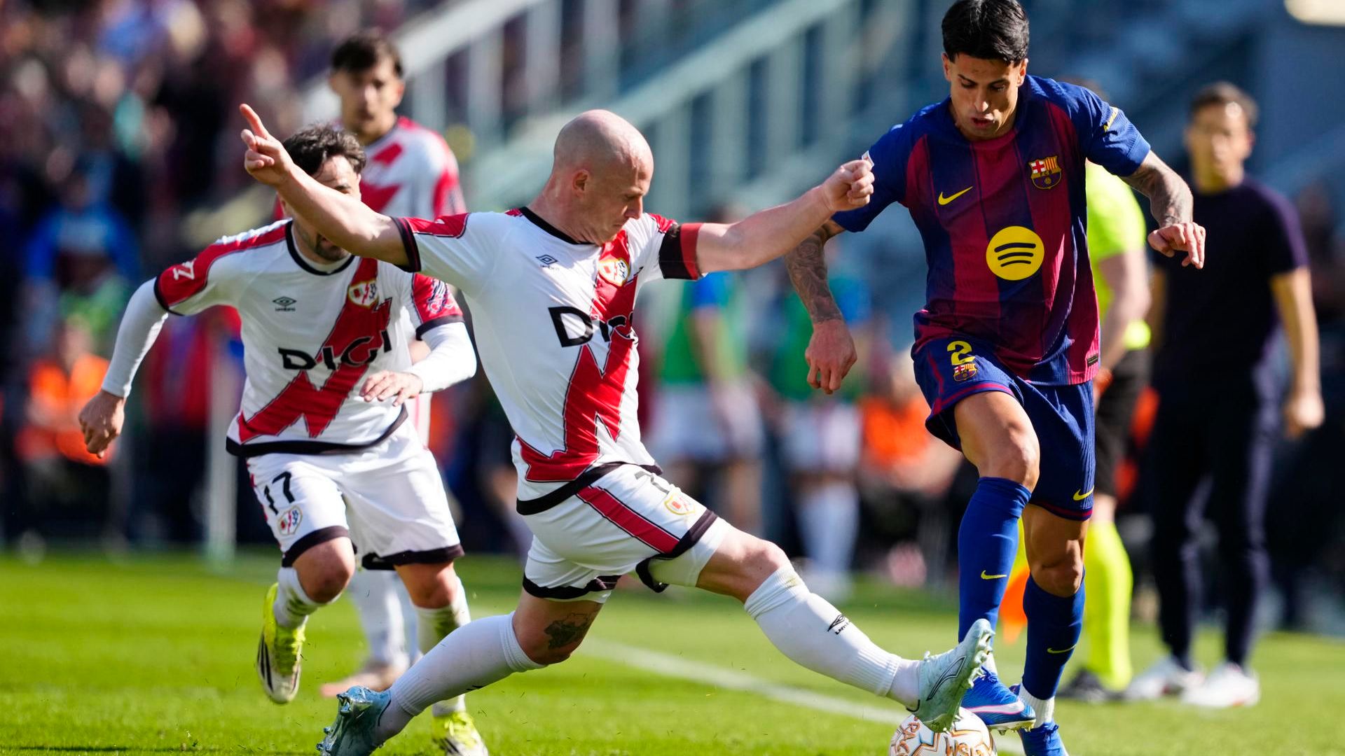 Joao Cancelo, en una jugada con Isi Joao Cancelo, en una jugada con Isi