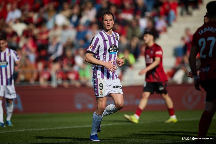 Juanmi Latasa marca ante el Mirandés.
