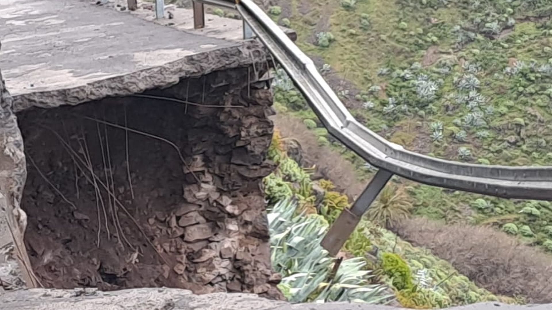 La borrasca Therese reduce su intensidad pero sigue dejando fuertes rachas de viento en Canarias: en La Gomera se desprende una carretera