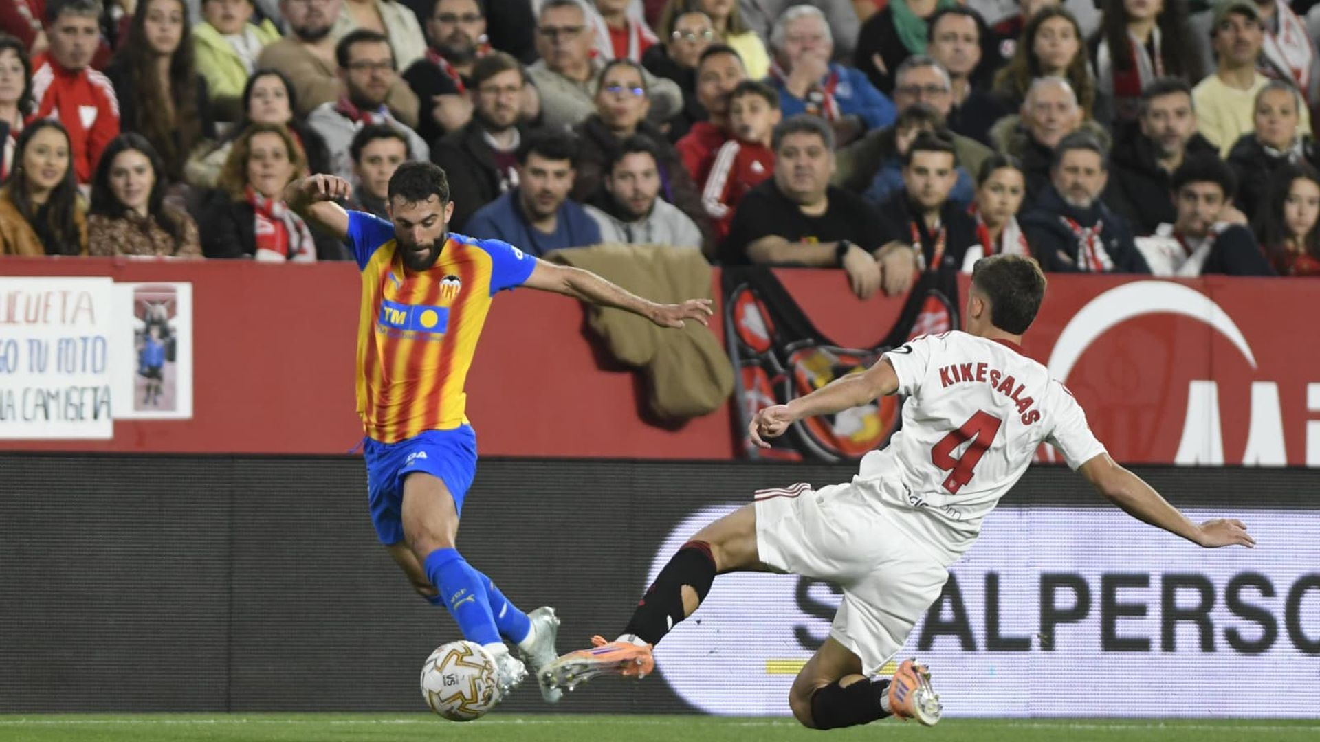 Luis Rioja se va de Kike Salas en el Sevilla-Valencia