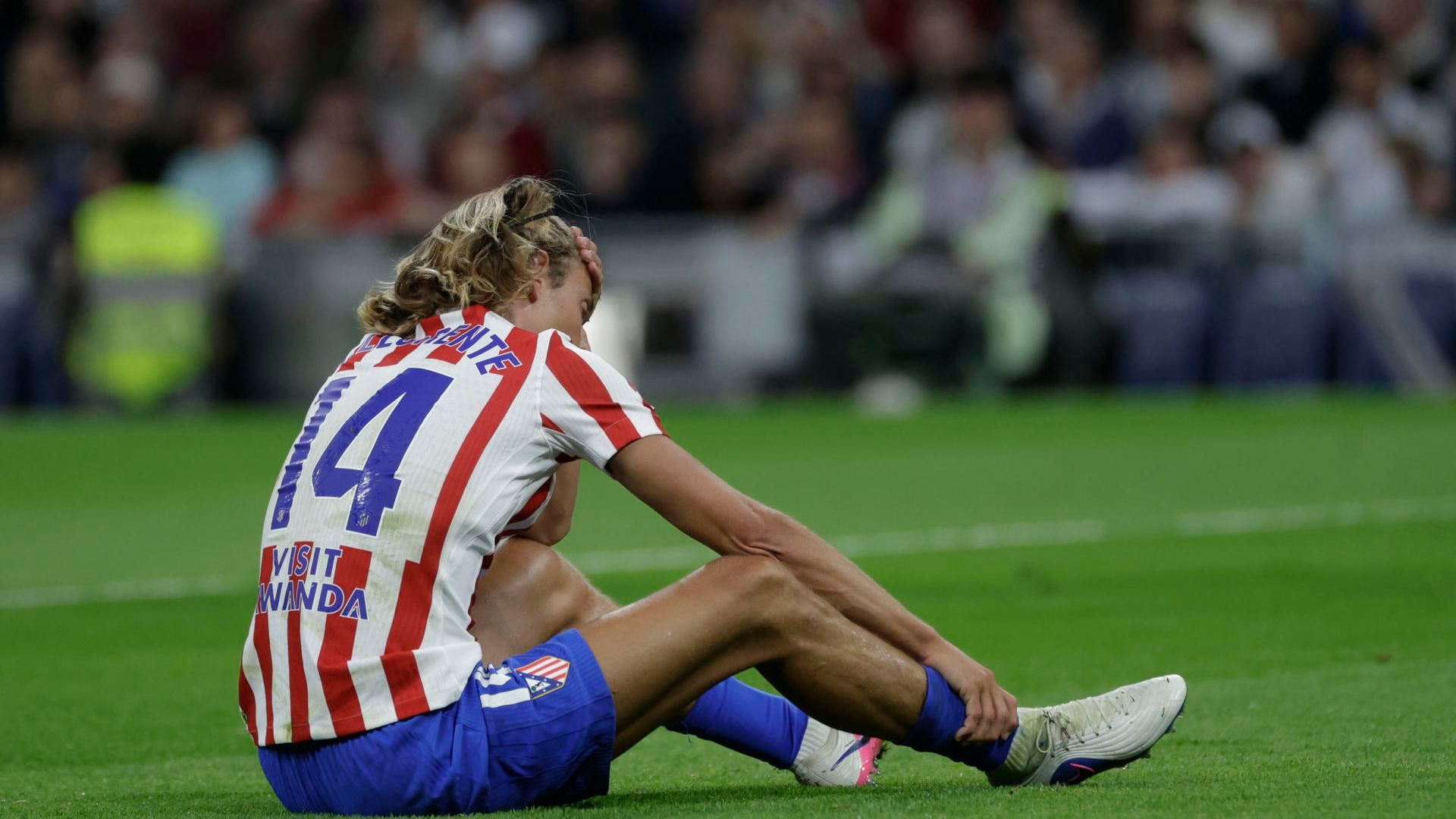 Marcos Llorente doliéndose de un golpe en la cabeza