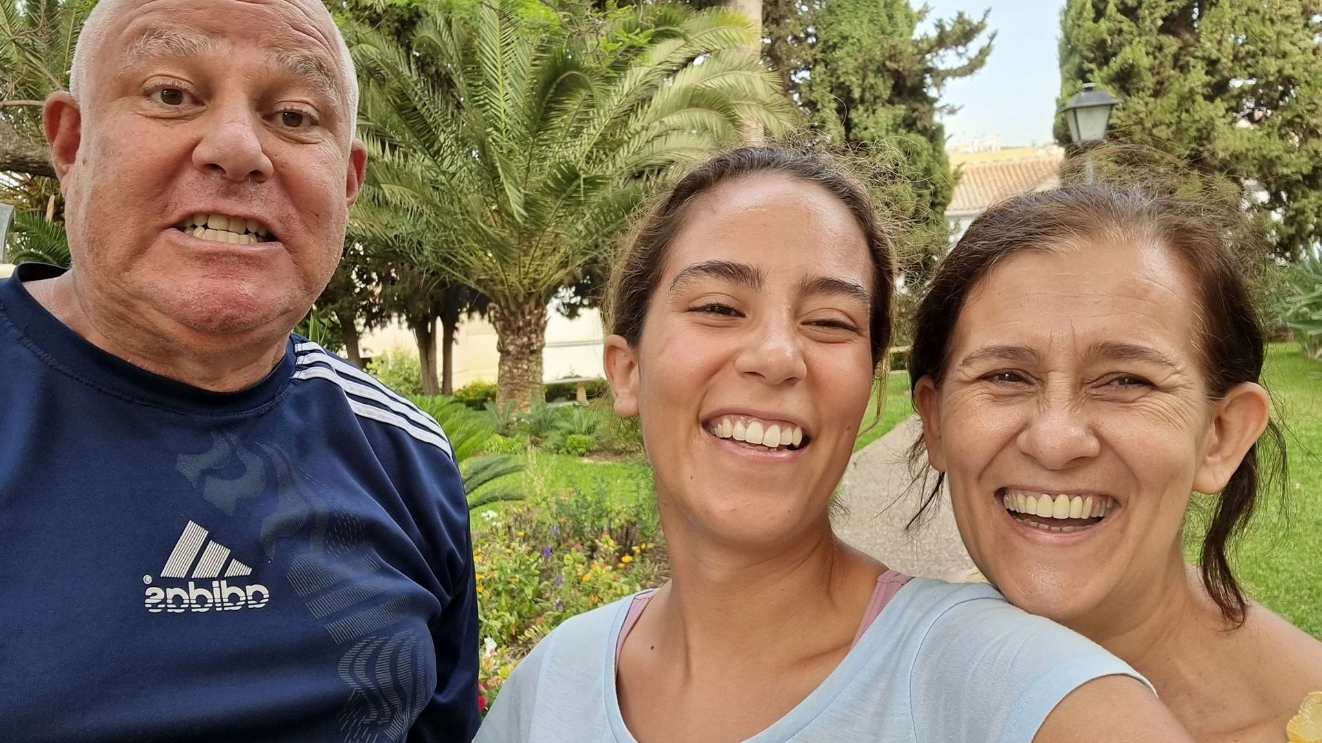 Marina junto a sus padres, sus mayores pilares a la hora de entender su trastorno