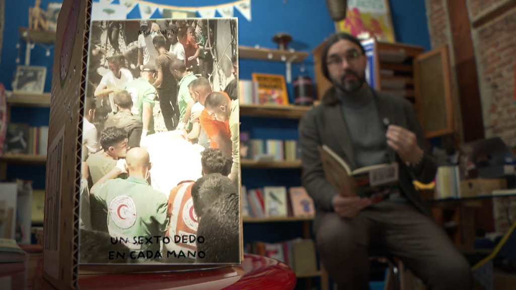 Nasser Rabah, un poeta que sobrevive en Gaza y que usa las palabras como refugio: "Cuando todo falla, es el último salvavidas"