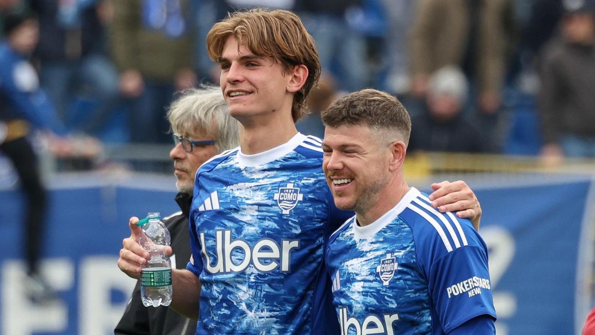 Nico Paz con Alberto Moreno