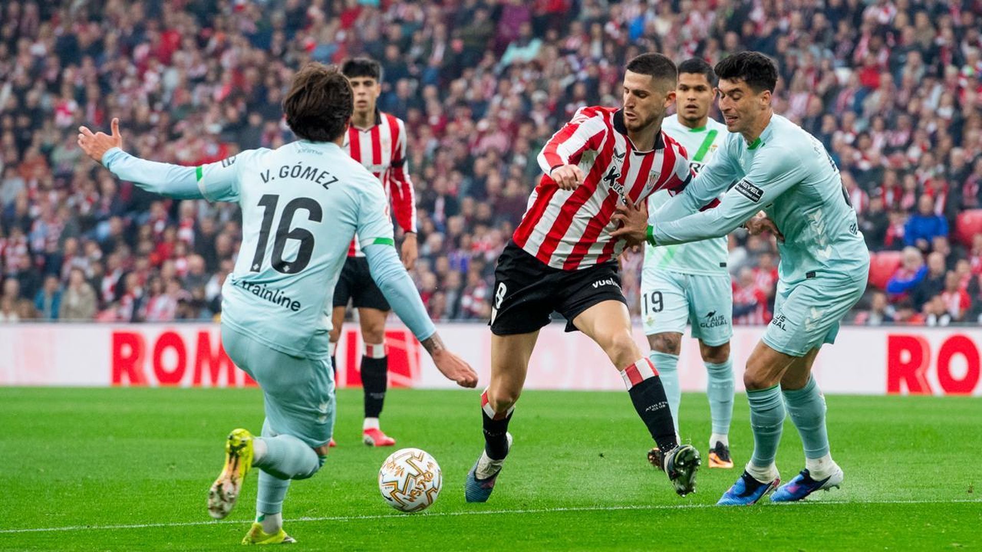 Oihan Sancet en acción ante el Real Betis en San Mamés