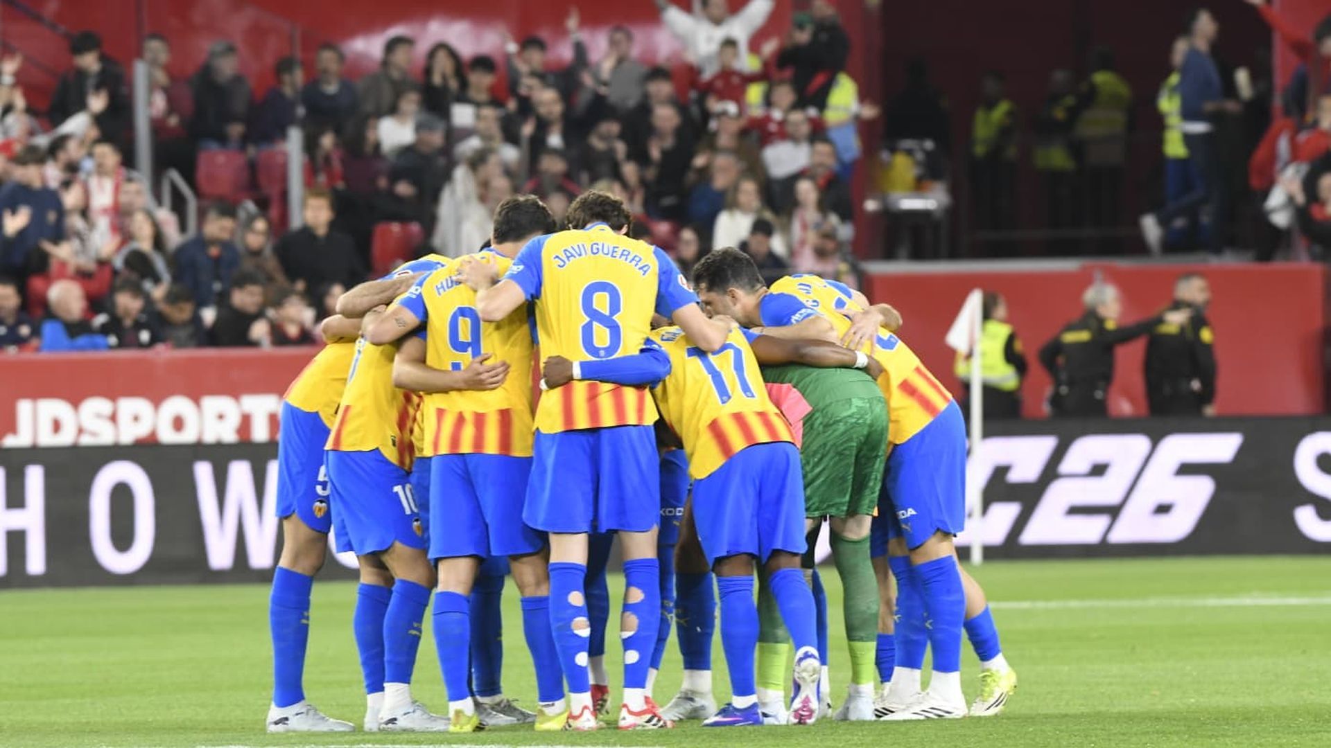 Piña del Valencia CF en el Sánchez Pizjuán