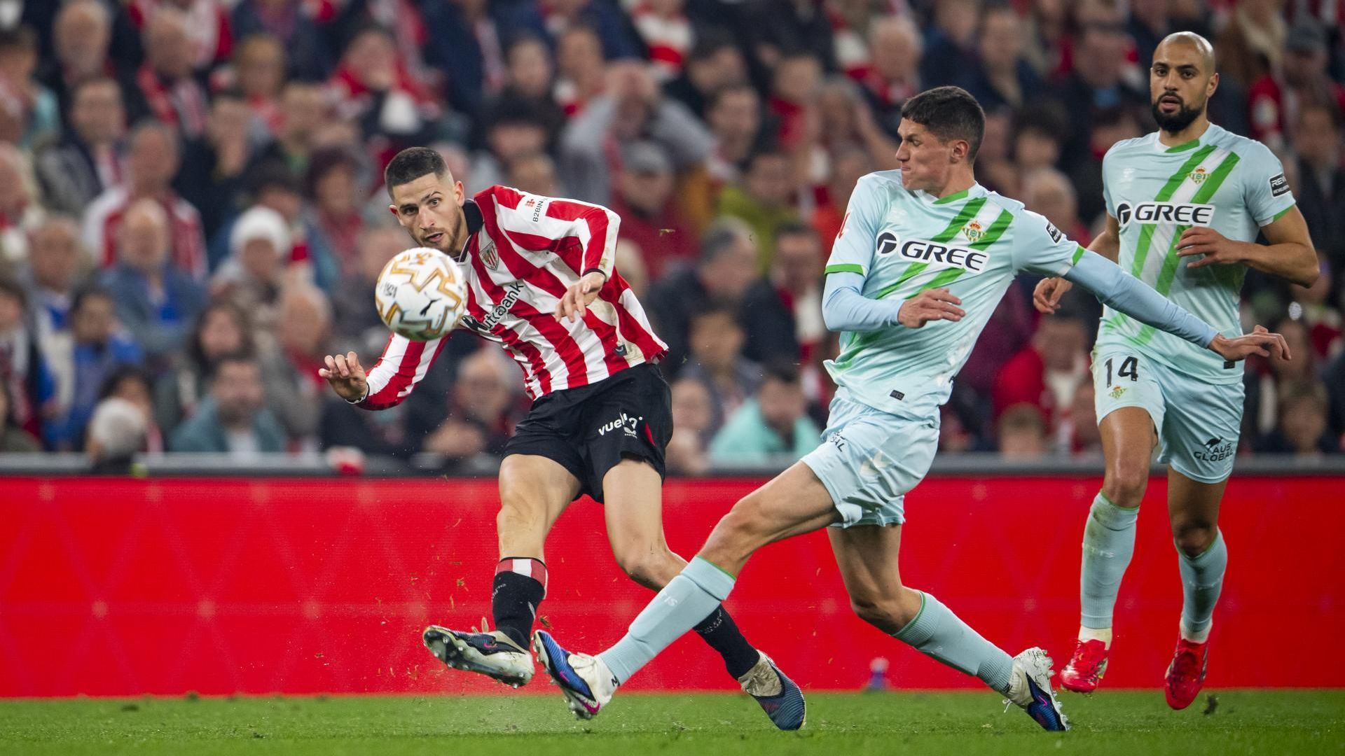 Toque de Oihan Sancet ante el Real Betis en San Mamés