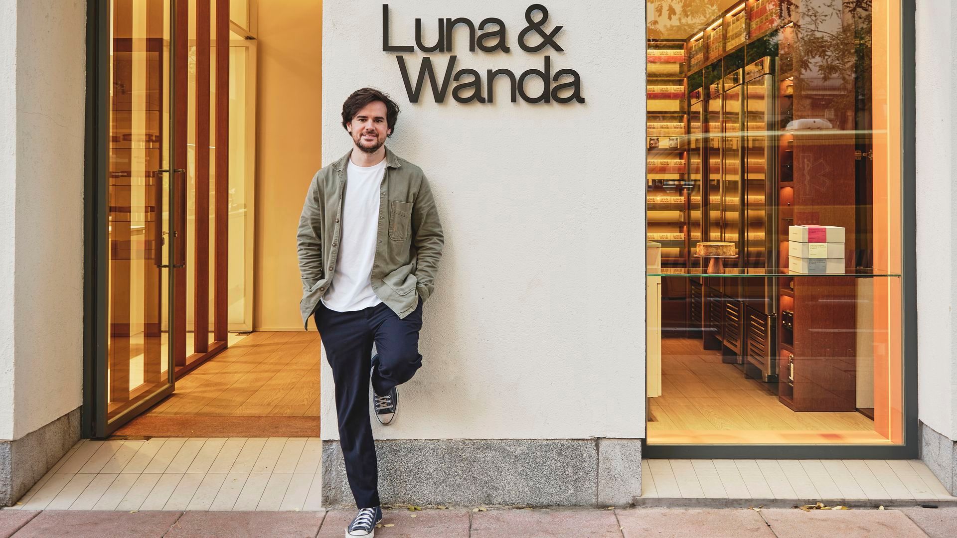 Sergio Arjona posando en la fachada de uno de sus locales