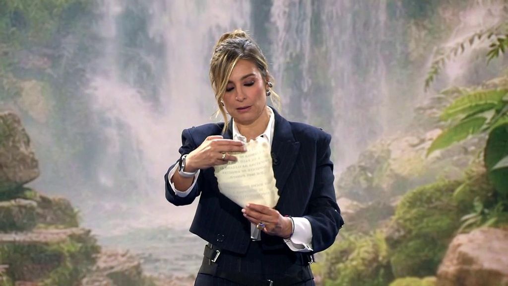 Sandra Barneda lee el pergamino que da un giro a la aventura: ¡un nuevo concursante llega a 'Supervivientes 2026'!