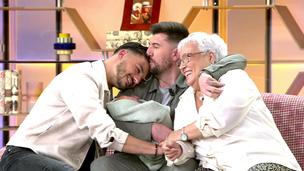 Adrián le confiesa a su marido y a su abuela a la vez su deseo de ser padre y se quedan a cuadros