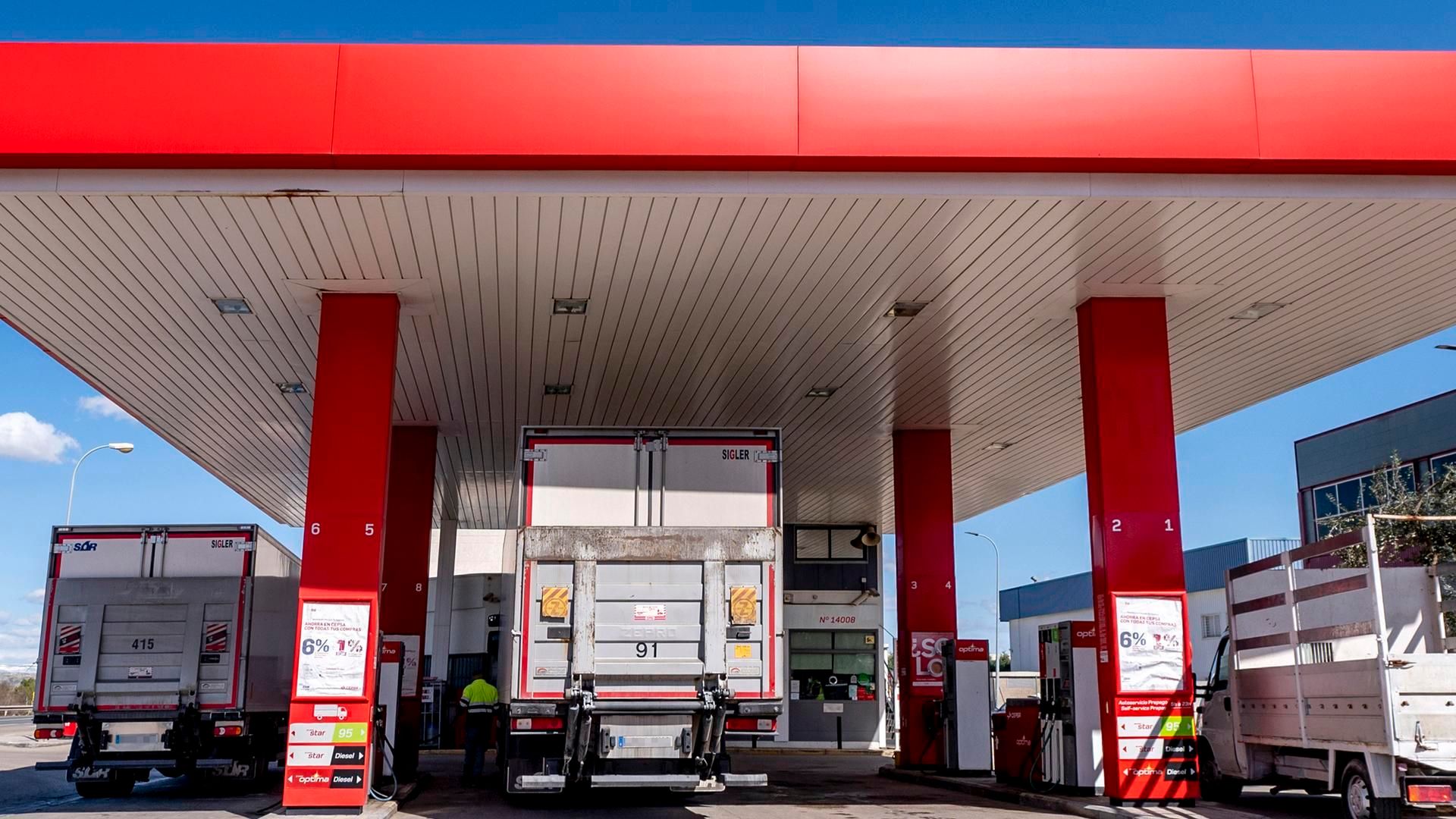 Archivo - Un camión reposta en una gasolinera