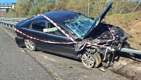 Así quedó el vehículo del conductor investigado, tras salirse de la vía en Celanova