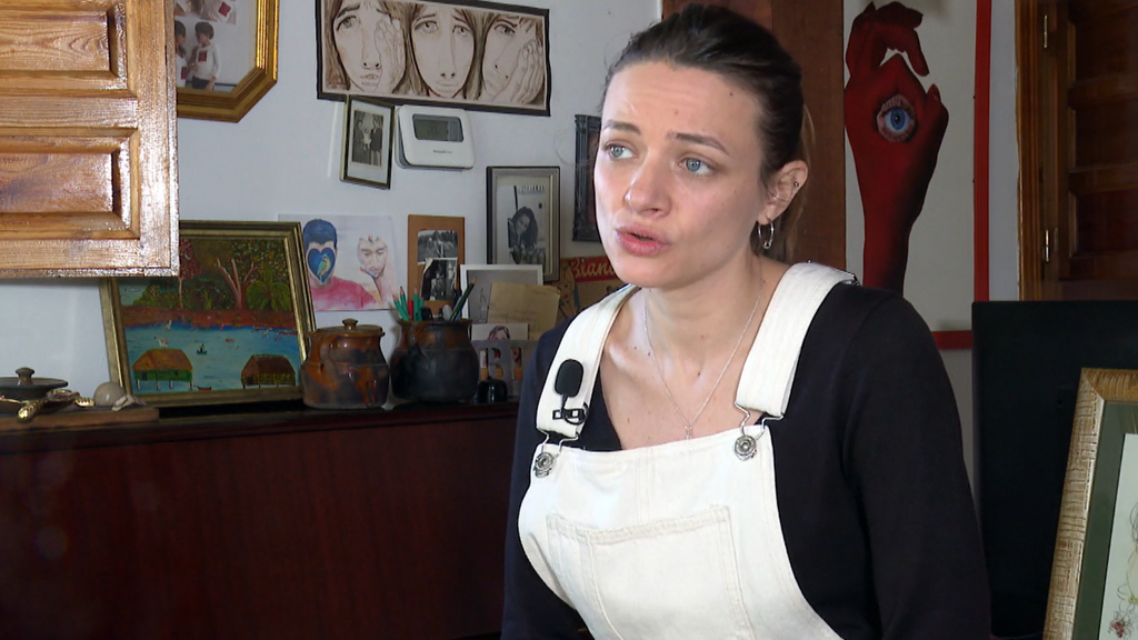 Becky, una joven de 27 años que perdió el contacto con su familia tras dejar de ser testigo de Jehová: "Solo se hablaba del fin del mundo"