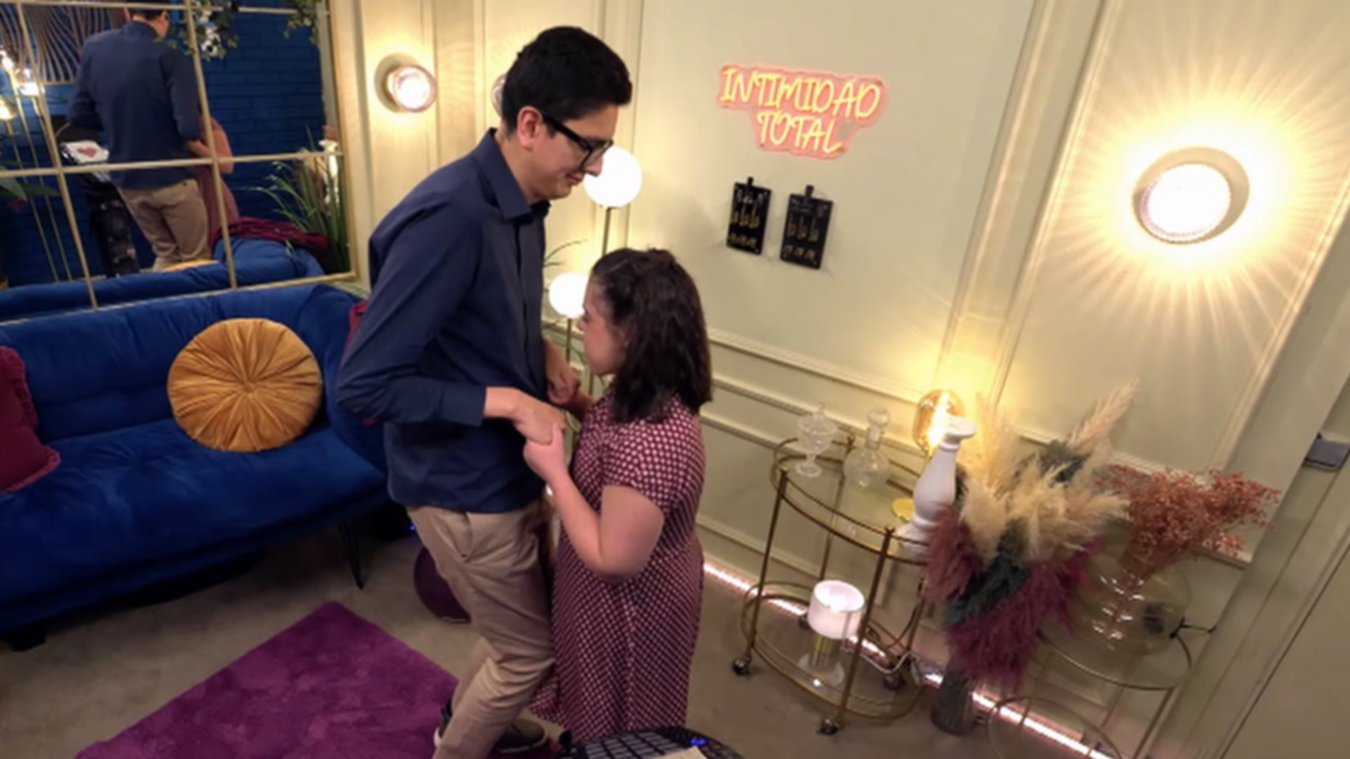 Dani y Elvira bailan una bachata