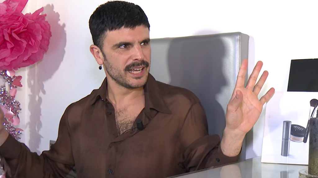 El cantante y compositor Rodrigo Cuevas saca su nuevo álbum, un 'Manual de belleza': "La antibelleza es la guerra o la destrucción"