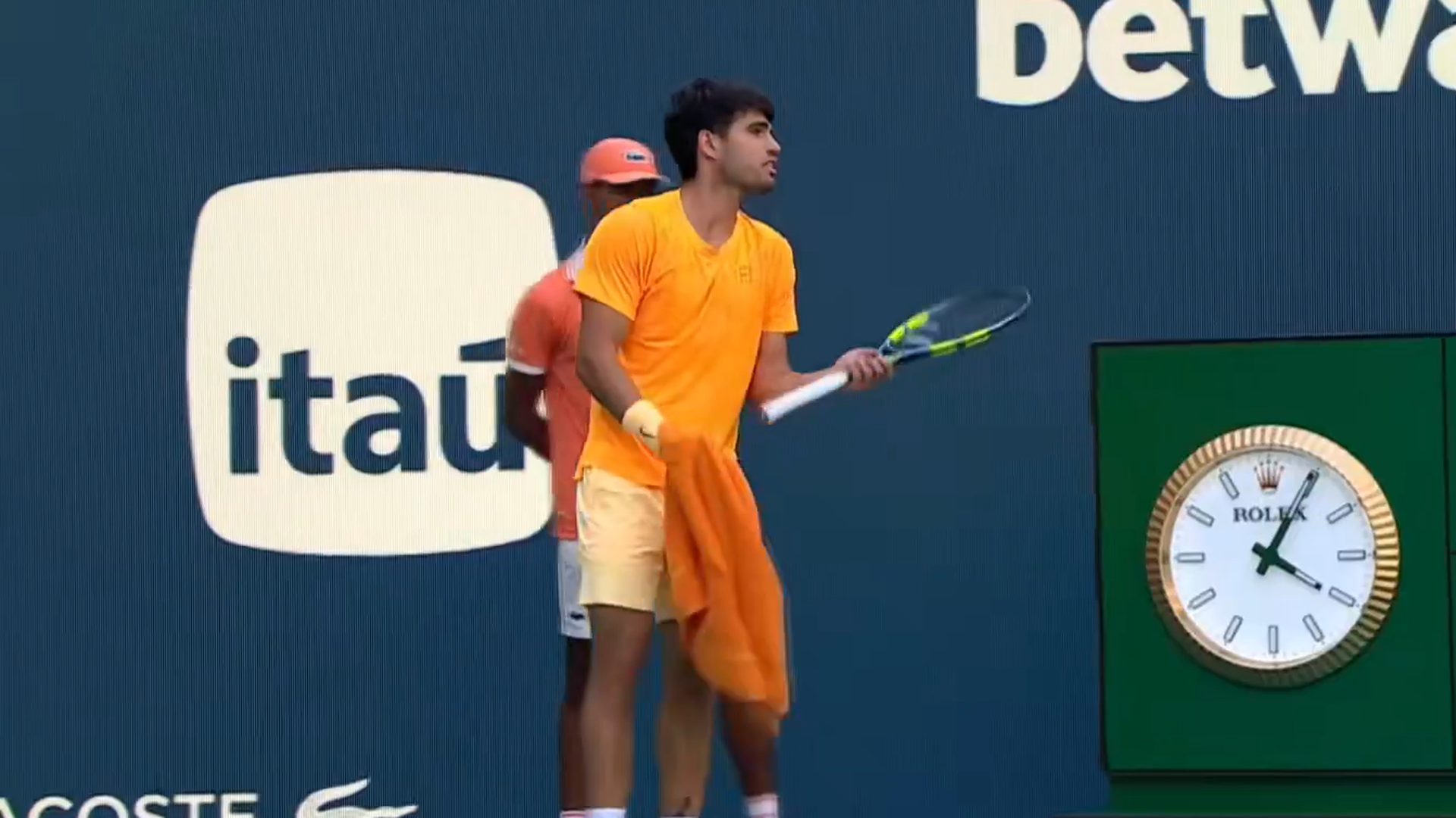 Carlos Alcaraz quejándose en el Masters 1000 de Miami Carlos Alcaraz quejándose en el Masters 1000 de Miami