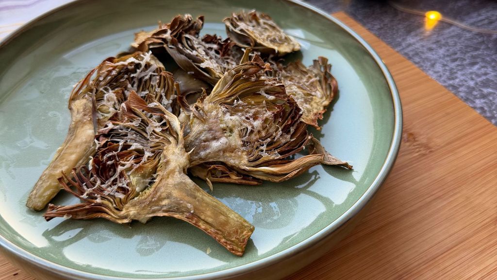 Chips de alcachofa con queso parmesano: la receta fácil para tus cenas