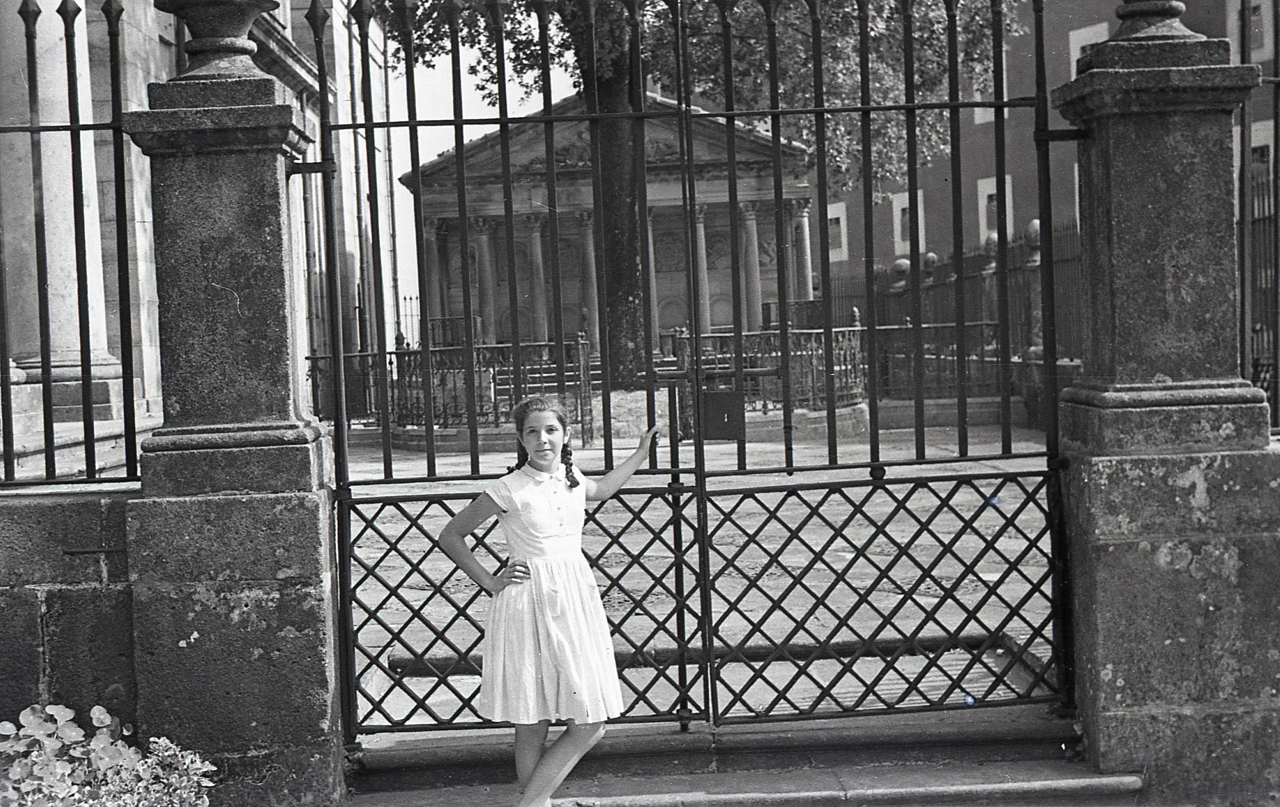 Elena, de niña, en una de las fotos de sus viajes a Euskadi