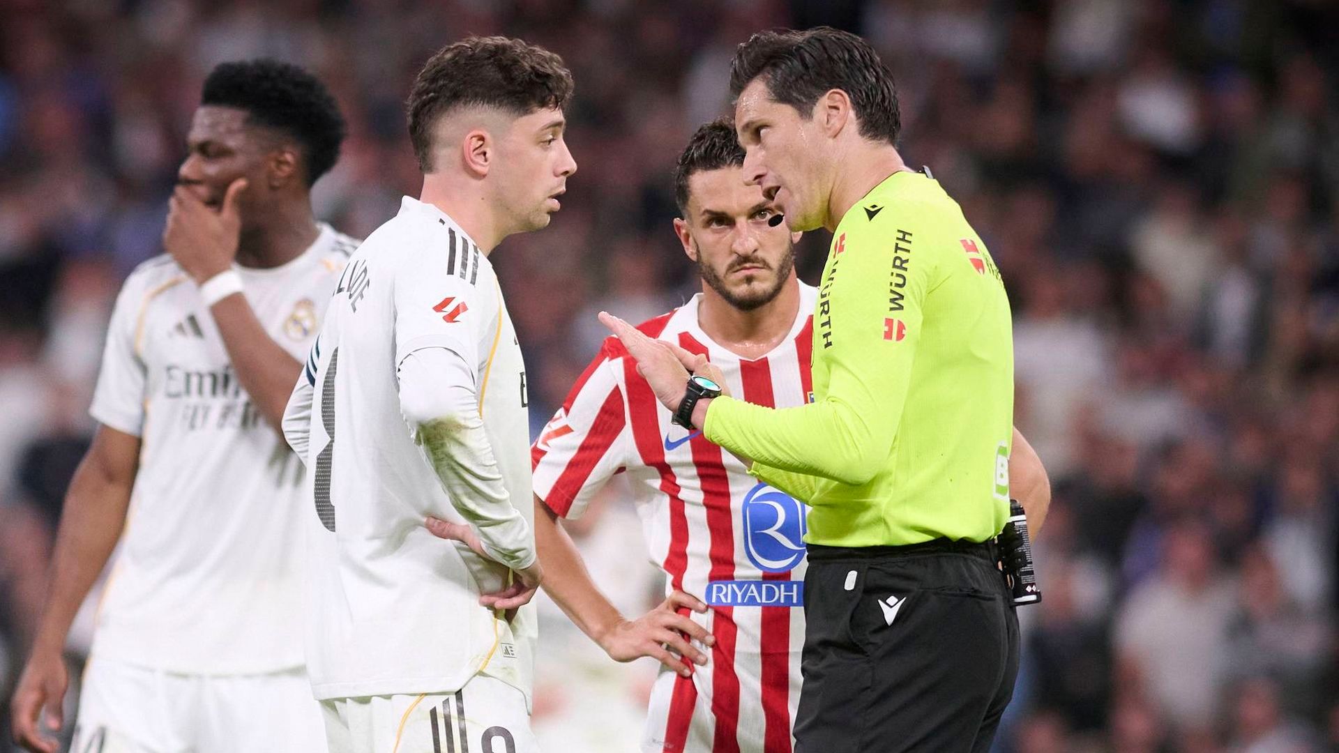 Fede Valverde hablando con Munuera Montero tras su expulsión