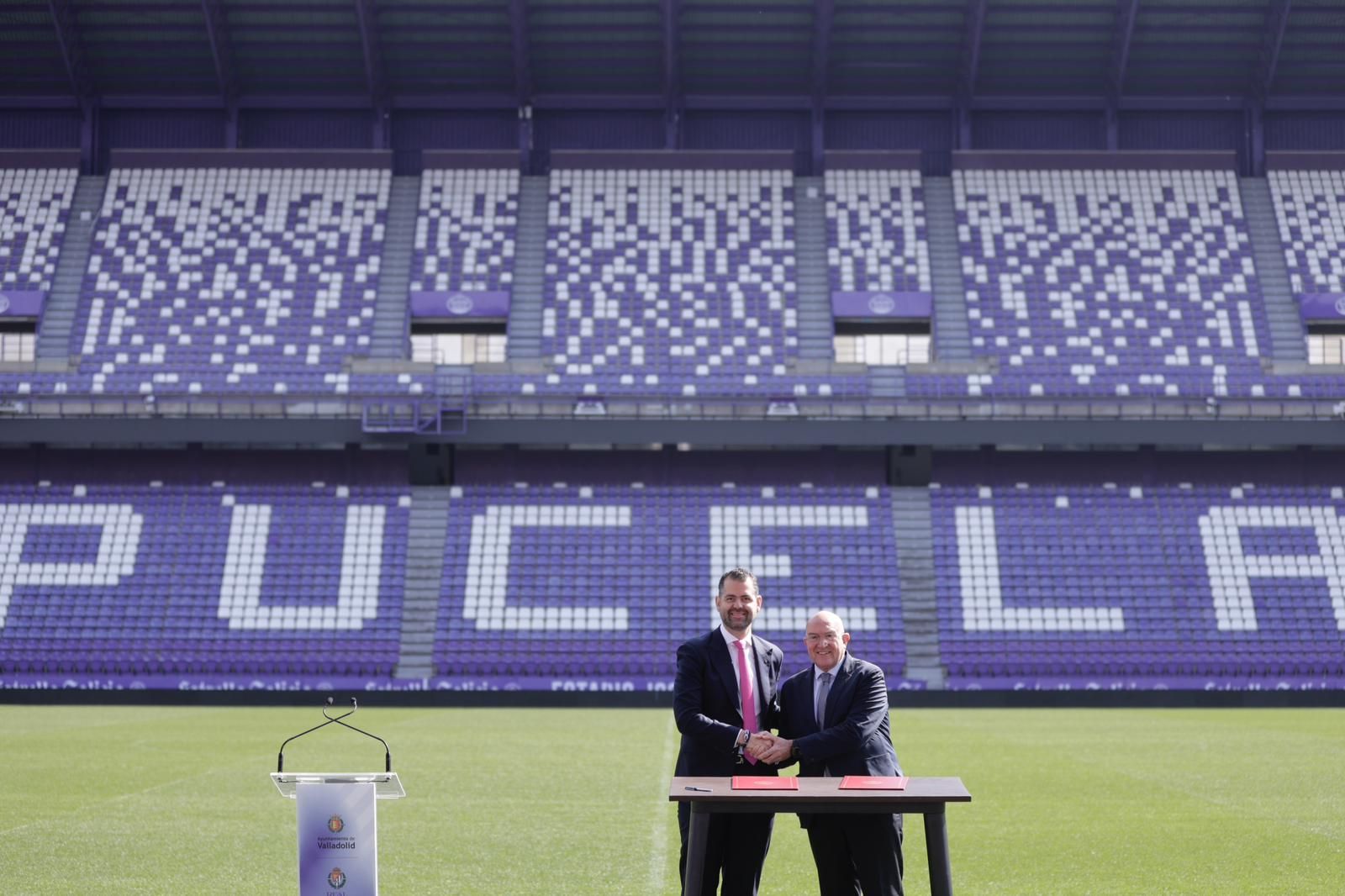 Gabriel Solares y Jesús Julio Carnero firman el protocolo de actuación en Zorrilla.