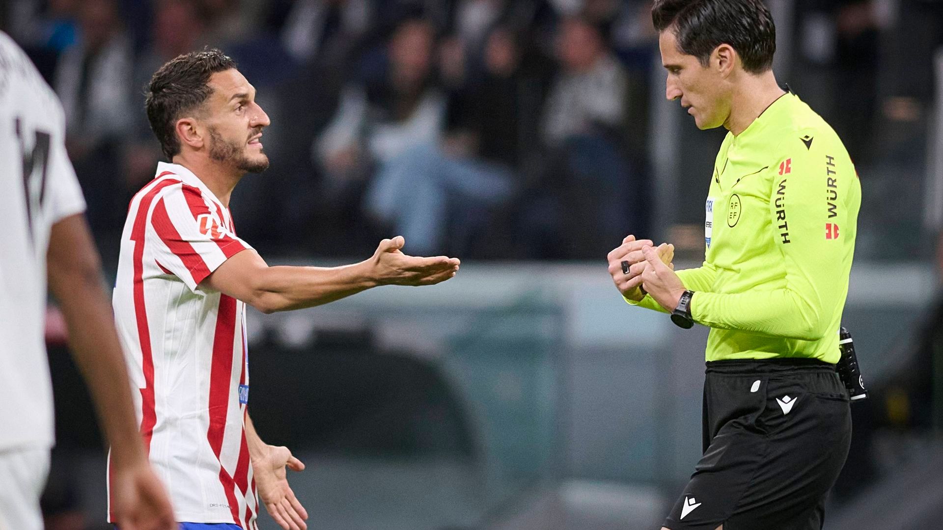 Koke protesta a Munuera Montero en el Real Madrid - Atlético Koke protesta a Munuera Montero en el Real Madrid - Atlético