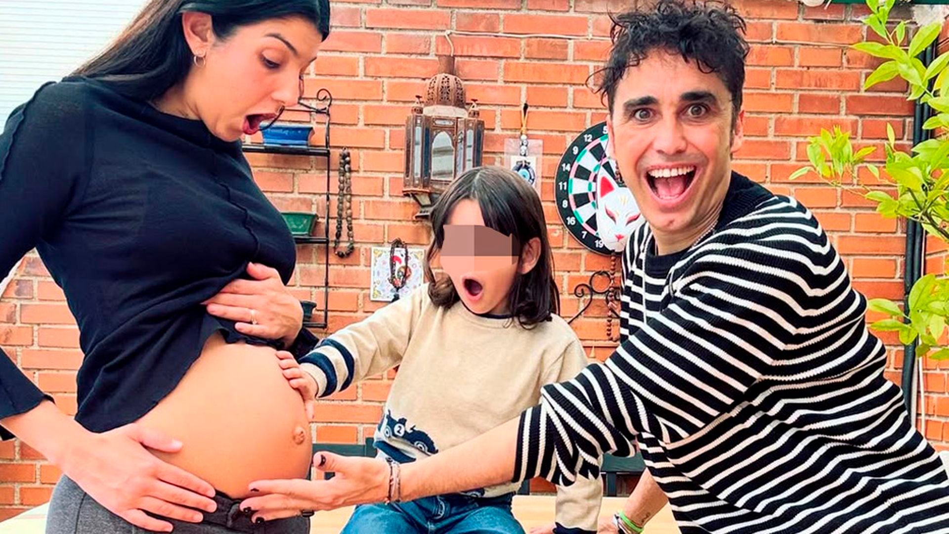 La imagen familiar con la que Canco Rodríguez ha anunciado que volverá a ser padre junto a Marta Nogal