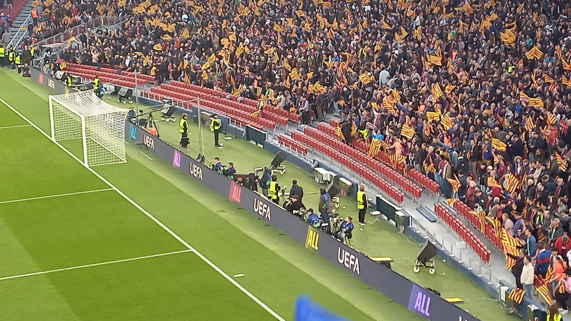 Las primeras filas de Gol Nord del Camp Nou, sin aficionados ante el Newcastle