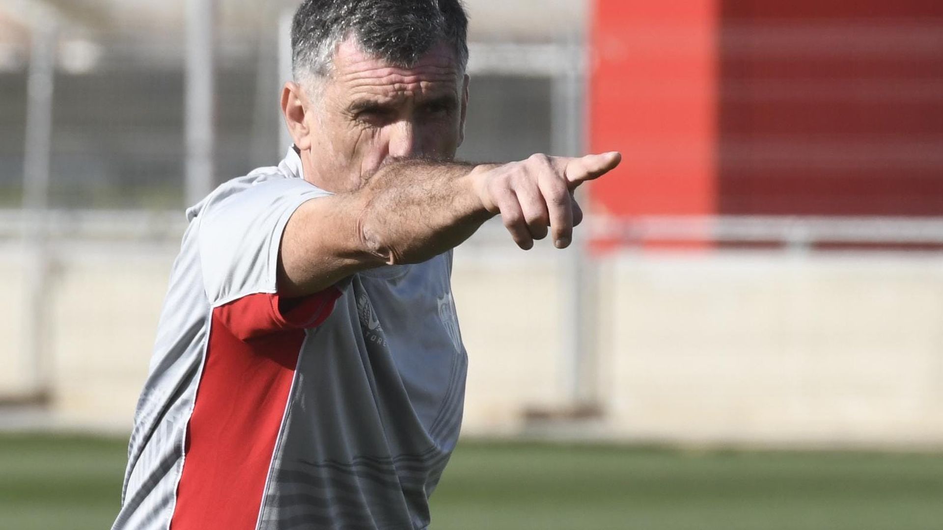 Mendilibar, dirigiendo un entrenamiento del Sevilla