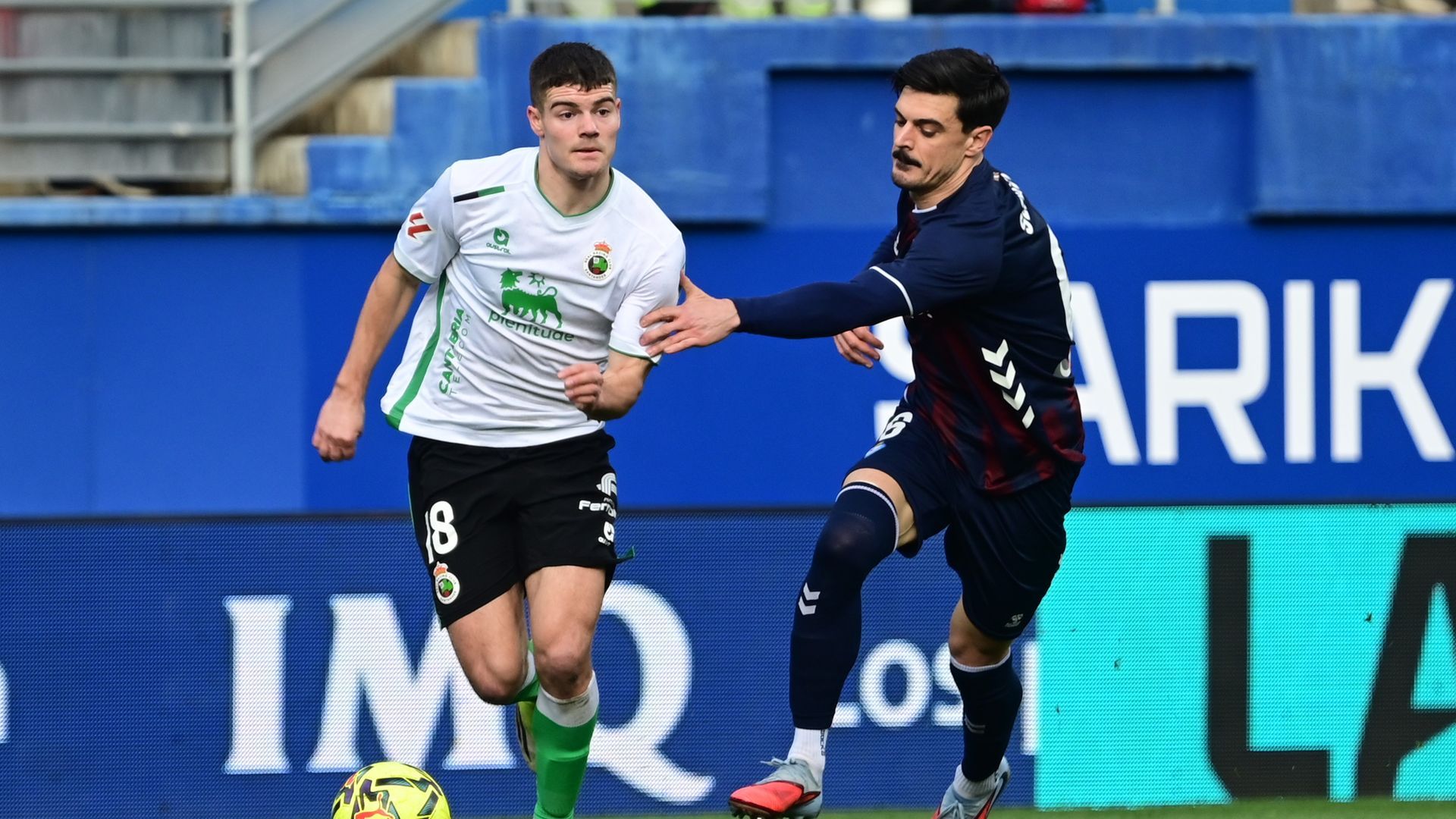 Peio Canales en un partido del Racing